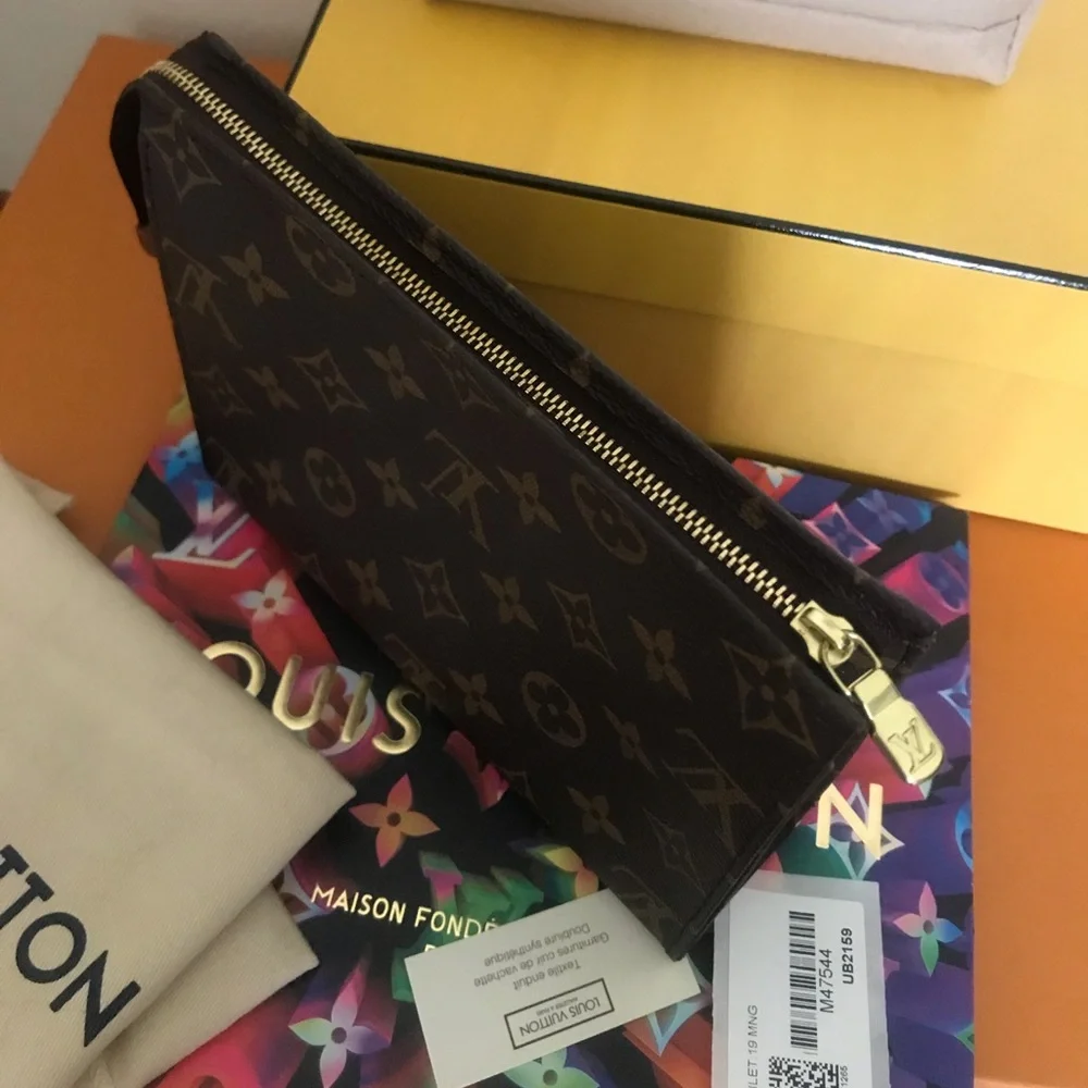 Louis Vuitton Monogram Toiletry 19 - Picture 6 of 12